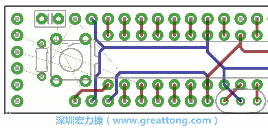 到目前為止，你應(yīng)該只剩下四個(gè)部分還未進(jìn)行布線，10K重置上拉電阻器、重置電容和1×6的序列排針。